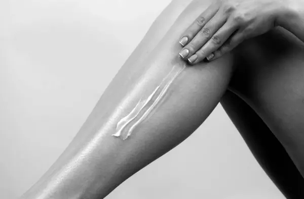 Bacaklara Nemlendirici Krem Sürüyorum Selülit Selülit Tedavisi Temiz Yumuşak Ciltli — Stok fotoğraf