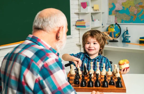 Family Relationship Grandfather Grandson Grandpa Teaching School Boy Playing Chess — Stock Photo, Image