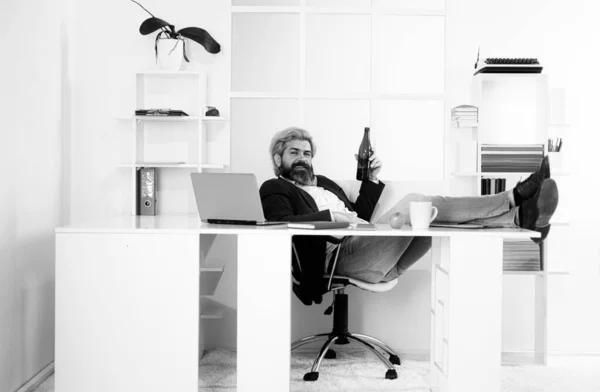 Yönetici Adamı Başarılı Bir Şekilde Çalıştı Günün Sonunda Bira Içiyor — Stok fotoğraf