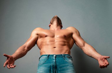 Yakışıklı üstsüz erkek model. Erkek gey konsepti. İnsanlar, homoseksüellik, eşcinsel evlilik ve aşk kavramı