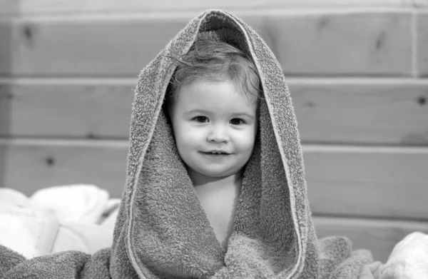 Barn Bebis Täcka Huvudet Handduk Efter Bad Porträtt Närbild Huvud — Stockfoto