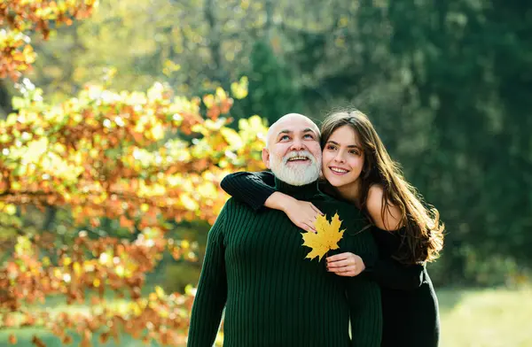Feliz Anciano Padre Hija Disfrutando Del Momento Otoñal Sonriendo Abrazándose —  Fotos de Stock