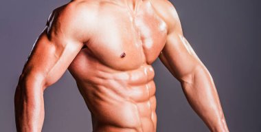 Erkek model vücut, çıplak gövde. Çıplak adam, baştan çıkarıcı eşcinsel. Kaslı, üstsüz, çekici bir adam. Güçlü kaslı üstsüz model. Stüdyoda çıplak eşcinsel pozu. Adam seksi görünüyor. Atletik kaslar