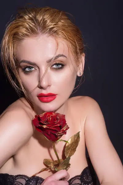 Valentýn Oslava Krása Okouzlující Romantická Mladá Žena Květinami Studio Pozadí — Stock fotografie