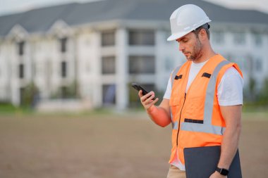 İnşaatçı telefonu kullanıyor. Yeni evde ciddi bir mühendis. Miğferli inşaat müdürü. İnşaat alanında mimar. Başlık takan tamirci. Bina konsepti. İnşaatçı ustabaşı