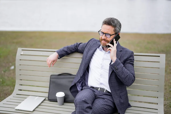 Geschäftsleute Telefonieren Auf Einer Bank Park Mann Anzug Telefoniert Draußen — Stockfoto