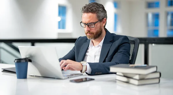 Modernes Büro Erfolgreicher Kaukasischer Geschäftsmann Business Anzug Mit Laptop Fernbedienung — Stockfoto