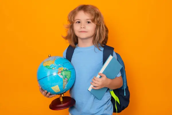 Uczeń Kujonowaty Uczniak Chłopiec Światowym Globusem Książką Chłopiec Podstawówki Mały — Zdjęcie stockowe