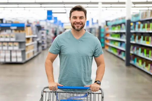 Pria Dengan Troli Belanja Lelaki Paruh Baya Toko Makanan Supermarket — Stok Foto