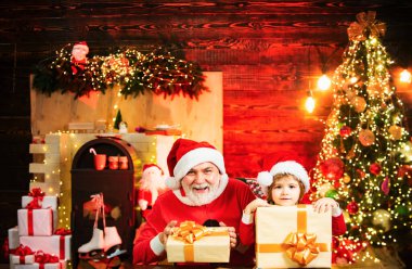 Noel Baba, bir çanta dolusu hediyeyle baba oğul. Güzel bebek, Noel 'in tadını çıkar. Noel Baba yardımcısı. Noel arifesinde rüya gibi bir çocuk.