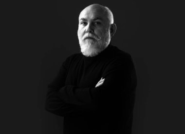 Siyahta kıdemli adam. Yaşlı, olgun bir erkek portresi. Modern büyükbaba, büyükbaba