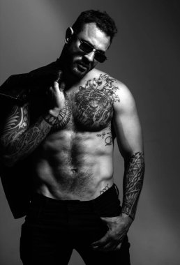 Moda ve seksi erkek model. Ciddi yüzlü yakışıklı bir adamın portresi