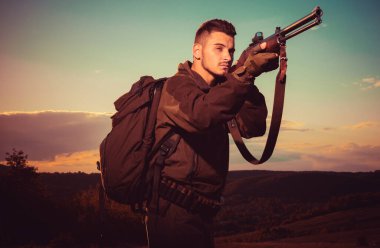 Kil ve skeet atıcılık spor. Hunter avı av tüfeği silahla. Avcılık öldürme ya da bindirme hayvan uygulamadır. Av silahı