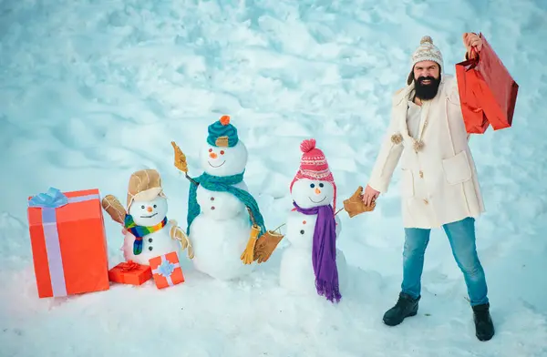 Glücklicher Vater Der Mit Einem Schneemann Auf Einem Verschneiten Winterspaziergang — Stockfoto