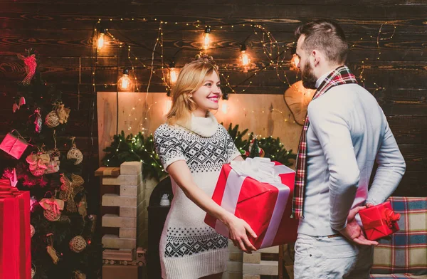 Счастливая Женщина Мужчина Дарят Друг Другу Рождественские Подарки Прекрасная Счастливая — стоковое фото