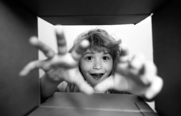 Kid Unpacking Opening Carton Box Looking Surprise Face Child Take — стоковое фото