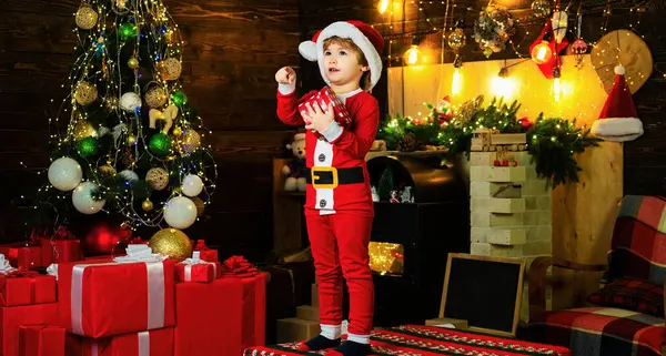 Kind Met Kerstboom Versieren Plezier Hebben Nieuwjaarsverrassing Cadeautjes Lief Kind — Stockfoto