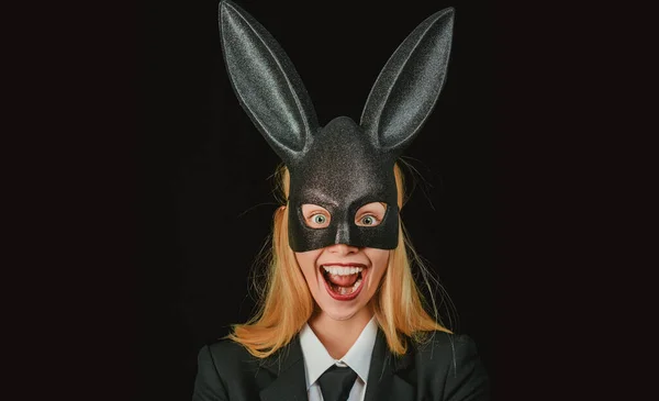 ウサギの衣装を着た素敵な女性 衣装に身を包んだセクシーなモデルイースターバニー ウサギのイースターバニーの女の子 幸せな女性でウサギの耳とともにイースターの卵 — ストック写真