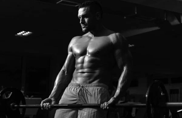 Bodybuilder Fitnesstraining Met Bar Oefeningen Sportman Met Naakte Hemdloze Romp — Stockfoto
