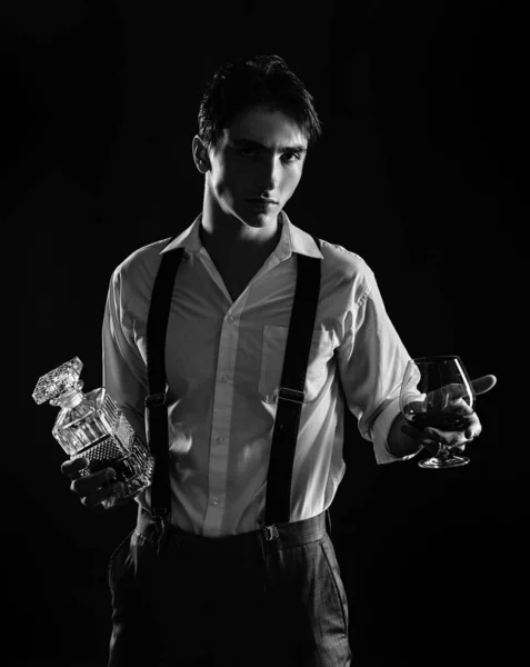 Człowiek Szklaną Brandy Lub Koniakiem Mężczyzna Trzymający Szklankę Whisky Portret — Zdjęcie stockowe