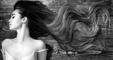 Kopya alanı olan uzun saçlar. Güzel, uzun saçlı genç bir kadın.