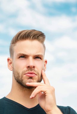 Problemin çözümü. Düşünen adam. Adam sorundan kurtulur. Çok düşünüyorum.