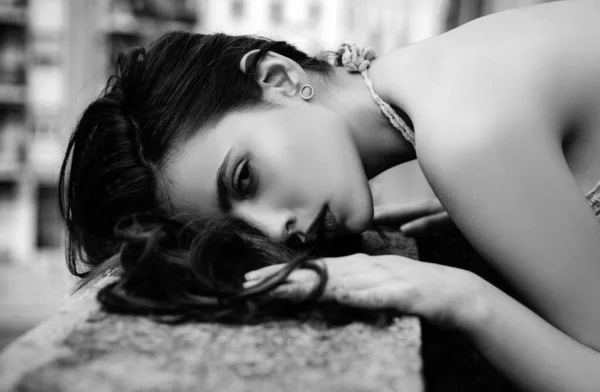 Hermosa Chica Balcón Retrato Moda Ciudad Mujer Romántica —  Fotos de Stock