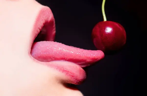 Cereza Boca Mujer Frutas Sexys Verano Cerezas Labios Mujer Lame — Foto de Stock