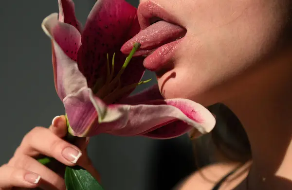 Kvinnliga Läppar Med Daglilja Orientaliska Hybrider Lium Sexig Tunga Sexig — Stockfoto