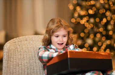 Noel 'i kutlayan küçük bir çocuk ya da evde Noel ağacı olan bir çocuk.