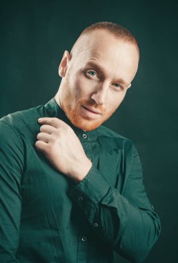 Siyahların yüzünde ciddi bir ifade olan kendine güvenen çekici bir adam.