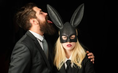 Çılgın Paskalya çifti, tavşan zampara kadın ve tavşan adam. Siyah arka plandaki komik Paskalya tavşanı çiftleri izole edilmiş. Komik tavşan çiftli pankart. Playboy kızı
