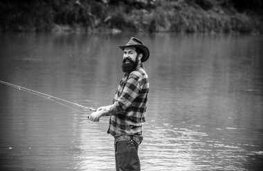 Balıkçılık hobisi ve bahar haftasonu. Sakallı adam olta ve ağıyla balıkçı