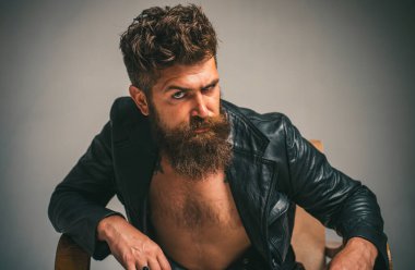 Seksi bir adamın baştan çıkarıcı yüzü. Maço kendinden emin görünüyor. Mafya babası.