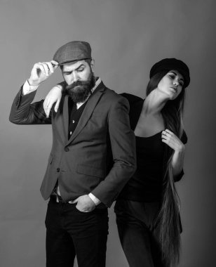 Aşık genç bir çiftin şehvetli portresi. Vogue tarzında yüksek moda görünümü