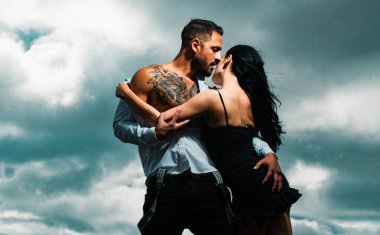 Seksi bir çift. Tutkulu seksi anlar. Birbirine aşık romantik bir çift. Bir erkek şefkatli bir tutkuyla kadını öpüyor ve kucaklıyor. Latin ve İspanyol çift