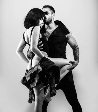 Birbirine aşık bir çift. Tutkulu, sevecen erkek ve kadın ilk öpücüğün heyecanlı anının tadını çıkarıyorlar. Öpüşen çift moda portresi