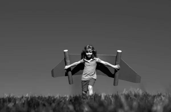 Miúdo Com Super Herói Jet Pack Criança Piloto Contra Fundo — Fotografia de Stock