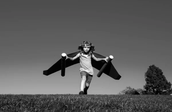 空に翼を持つ少年の子供は 飛行のパイロットと夢を想像しています 子供の冒険 子供の自由と想像力の概念 — ストック写真