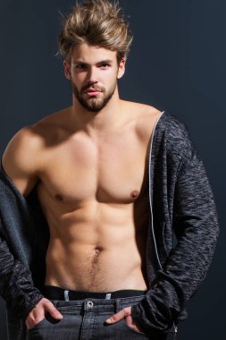 Seksi manken. Kaslı vücut. Güçlü bir adam. Erkek vücut şekli. Atletik Adam üstsüz poz veriyor. Çıplak Gövde 'yle gey. Kaslı vücut modeli. Güçlü ve seksi üstsüz model. Baştan çıkarıcı eşcinsel. Çekici erkek vücudu.