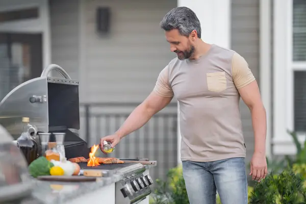 Hispanic Man Matlagning Grill Trädgården Kocken Förbereder Grillning Grillmästare Man — Stockfoto