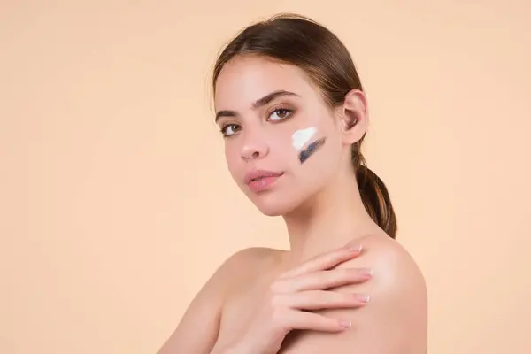 Beautiful Woman Applying Moisturizer Cream Her Face Beauty Concept Skincare — стокове фото