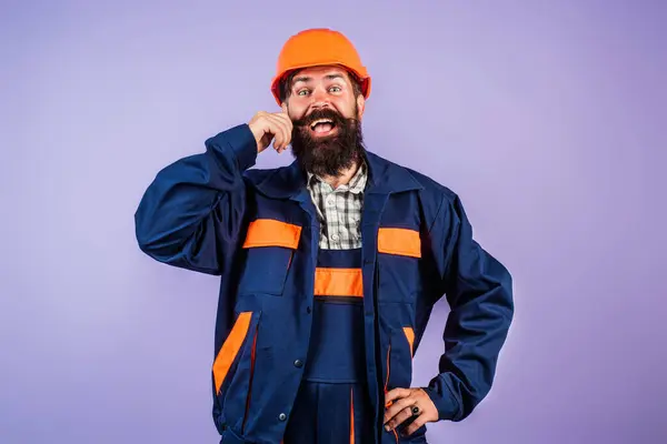 건축업자 헬멧에 코카서스 노동자 스튜디오 배경에 노동자 건물에서 헬멧에 노동자 — 스톡 사진