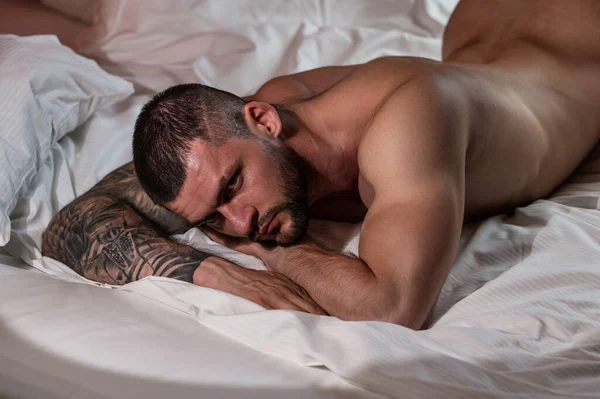 Handsome Muscular Man Lying Shirtless Bed Young Handsome Man Resting — Stockfoto