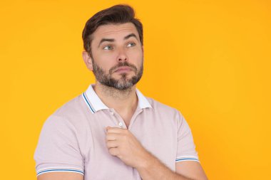 Düşünceli bir adamın seçim yapma portresi. Tecrit edilmiş stüdyo geçmişinde yakışıklı bir adam. Düşünen ve kuşkulanan bir adam. Endişeli, olgun bir adam kaşlarını çatıyor. Hayal gibi neşeli bir ifade, düşünmek.