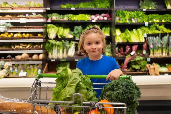 Kind Mit Einkaufswagen Und Gemüse Lebensmittelgeschäft Einkaufen Mit Kindern Kind — Stockfoto