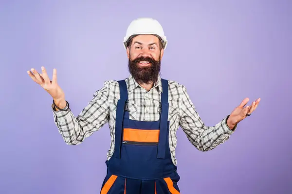 Mann Mit Helm Bauarbeiter Mit Baumaterial Und Hut Schutzhelm Sanierung — Stockfoto