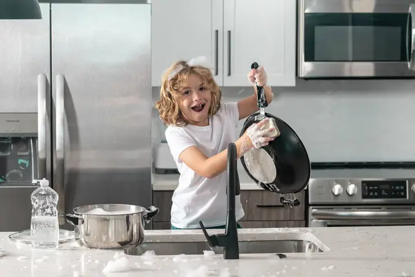 Anak Anak Mencuci Piring Wastafel Dapur — Stok Foto