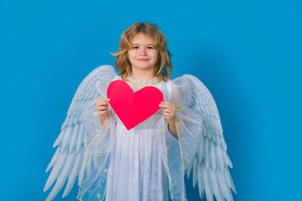 Papírové Srdce Dítě Andělskými Křídly Drží Rudé Srdce Symbol Srdce — Stock fotografie