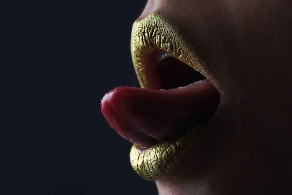 性感的舌头舔嘴唇 金色闪光的口红 性感唇的亮丽风格 性感女人的嘴唇华丽的金嘴 迷人的金唇 金光闪闪的嘴唇和金光闪闪的唇膏 — 图库照片
